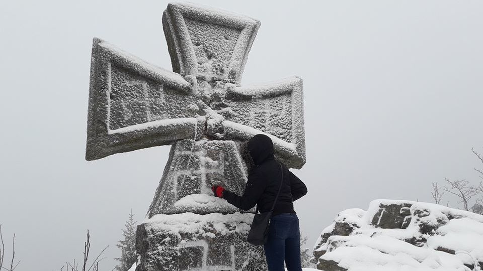 Vandalové o Vánocích pomalovali unikátní německý pomník v Jizerkách hákovými kříži